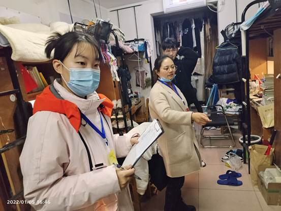 小孩们在房间里 低可信度描述已自动生成