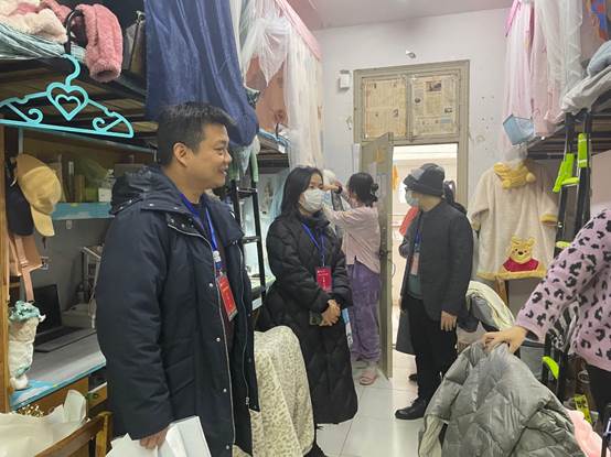 一群人站在商店门口 低可信度描述已自动生成