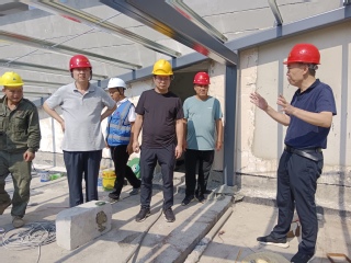 校长郑军、副校长胡兴