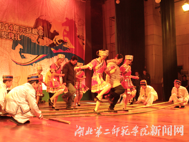 9 歌舞表演《土苗儿女情》.jpg