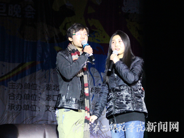 8 小品《新闻调播》.jpg