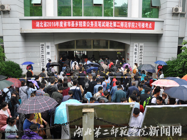 1、2号楼 考生陆续进场.jpg