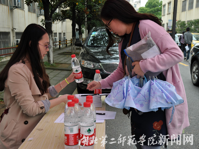 4、爱心助考加油站为考生供水.jpg