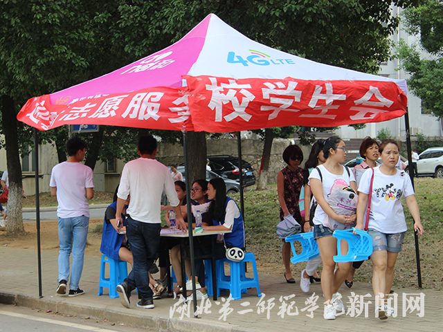 10.校学生会为新生提供服务.jpg