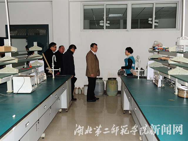 7.校领导检查校实验教室.jpg