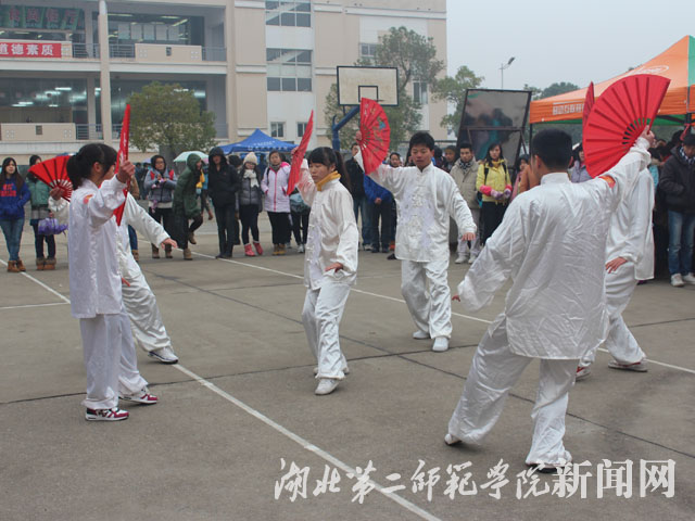 1.武当太极协会为送春联活动助兴.jpg