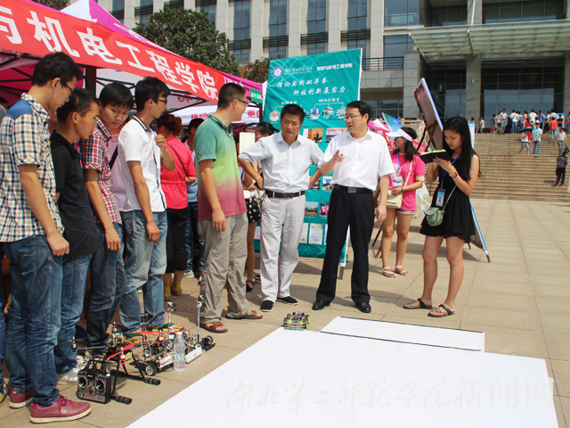 5.校长胡仲军迎新现场观看物机院模型展示.JPG