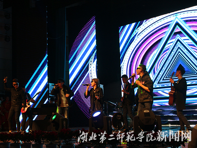 1.开场乐队 唱响青春.jpg