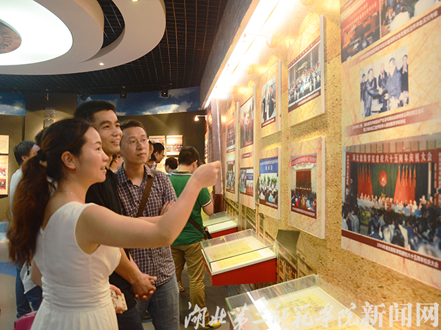 5.校友参观校史馆.jpg