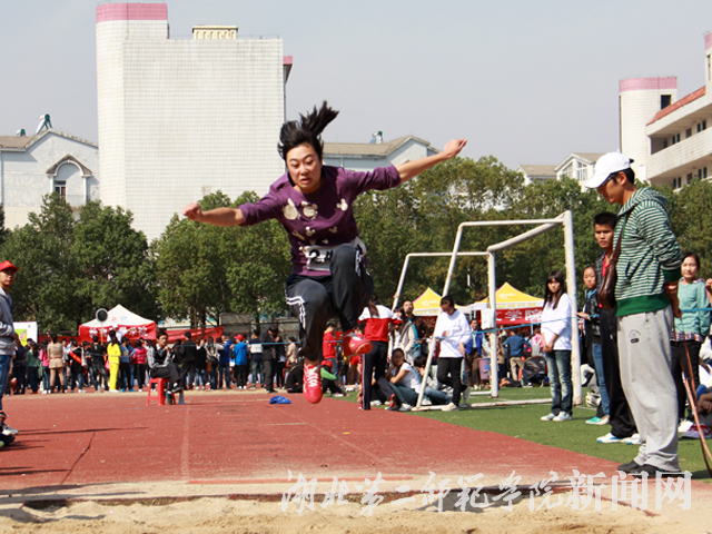 2 女子乙组跳远冠军.JPG