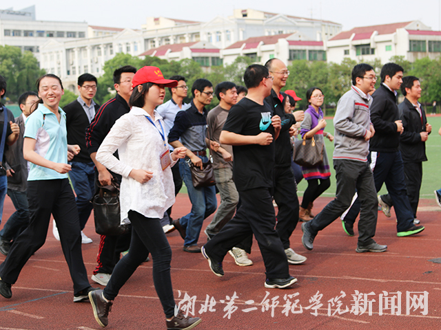 6.与会领导和学生一起慢跑.jpg