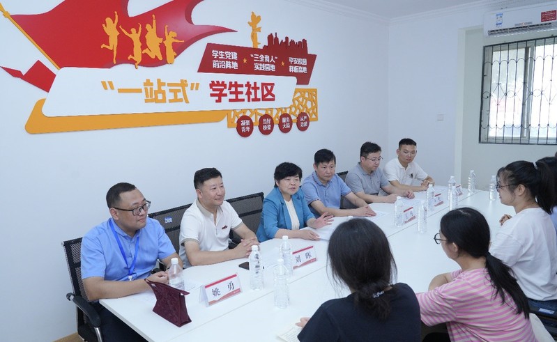 校领导深入外国语学院开展调研慰...